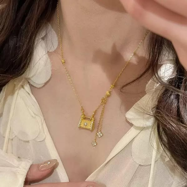 Clutch necklace