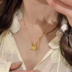Clutch necklace