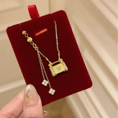 Clutch necklace